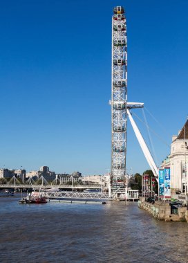 Thames kıyısında Londra Göz Dönme dolabı