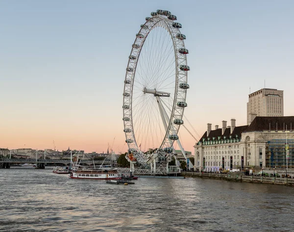 London Eye roda gigante na margem do Tamisa — Fotografia de Stock