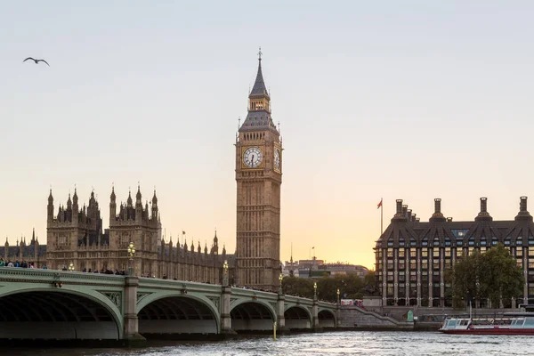 Vista de las Casas del Parlamento al atardecer —  Fotos de Stock