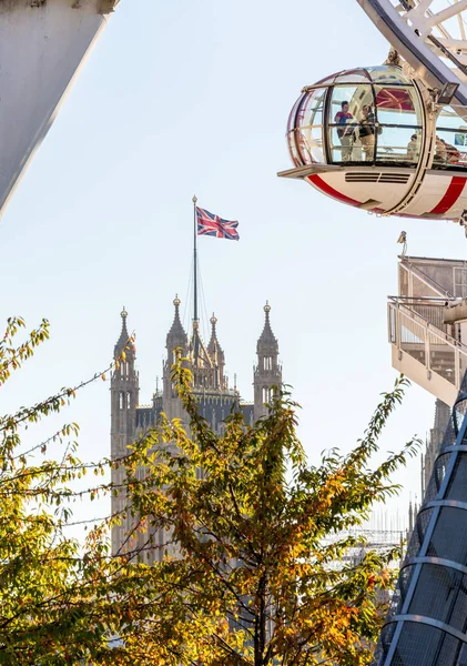 London Eye ferris wheel on bank of Thames — Stock Photo, Image