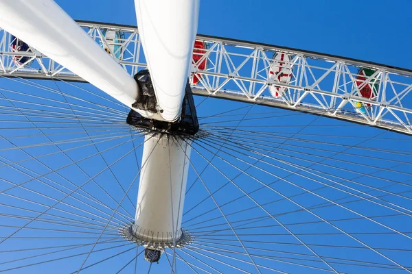 London Eye roda gigante na margem do Tamisa — Fotografia de Stock