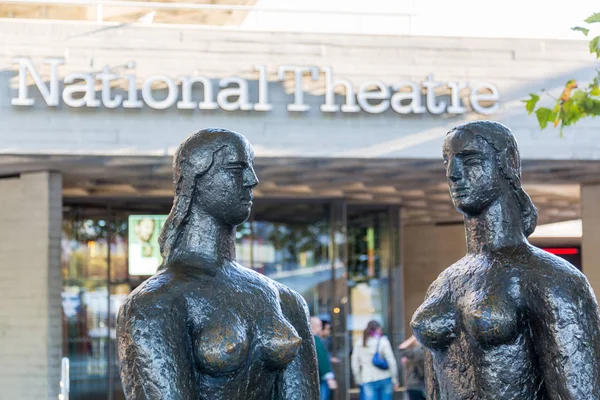 Скульптура London Pride в Национальном театре в Лондоне — стоковое фото