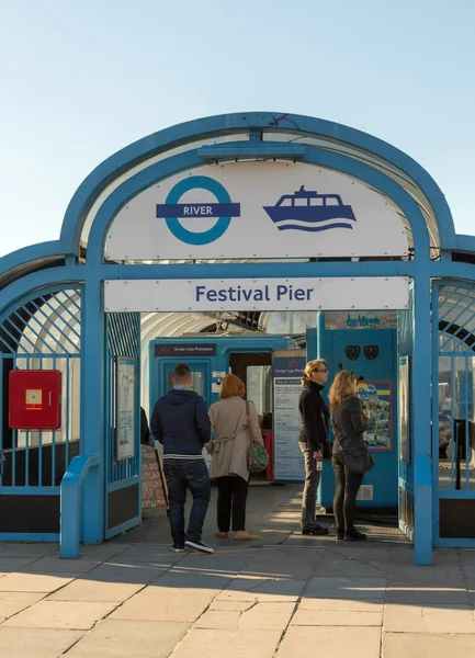 Passeggeri all'ingresso del Festival Pier London — Foto Stock