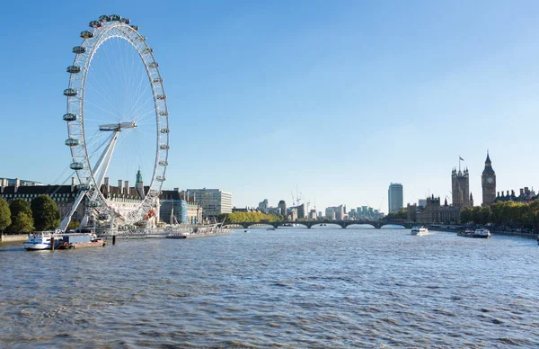 London Eye ferris wheel on bank of Thames — Stock Photo, Image