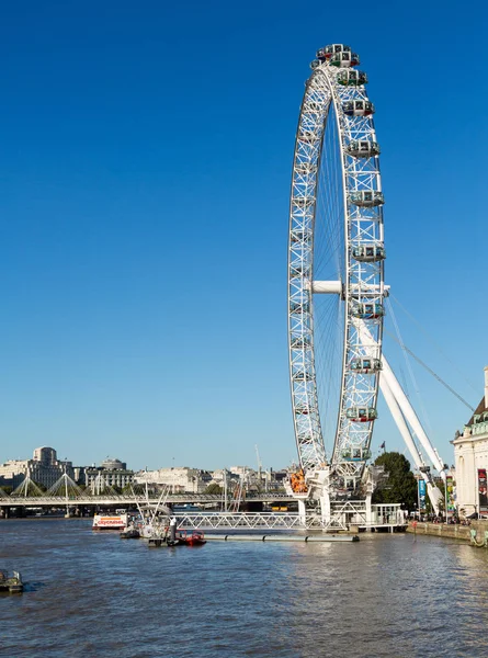 London Eye ferris wheel pe malul Tamisei — Fotografie, imagine de stoc