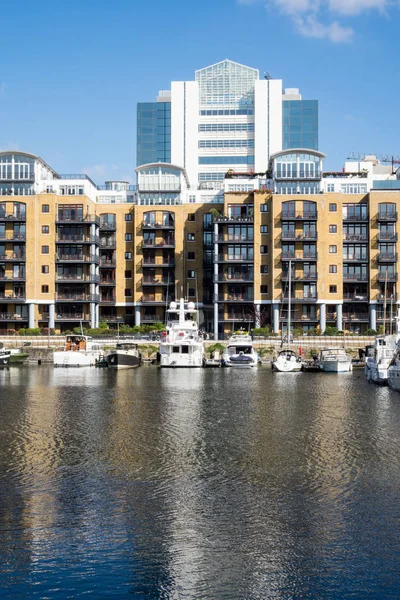 Panorama van St. Katherine Docks in Londen — Stockfoto