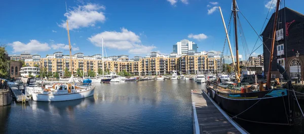 Panorama över St Katherine Docks i London — Stockfoto