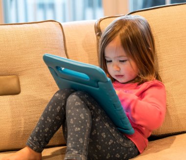 Okul öncesi kız evde tablet bilgisayar kullanma