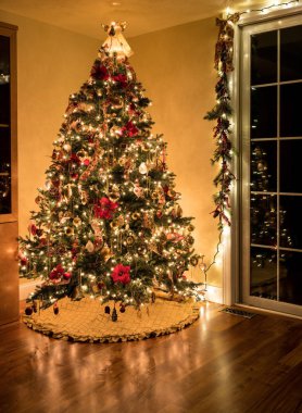 Noel ağacı karanlık modern oturma odası dekore edilmiş
