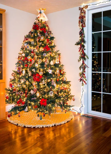 Decorated christmas tree in modern living room — Stock Photo, Image