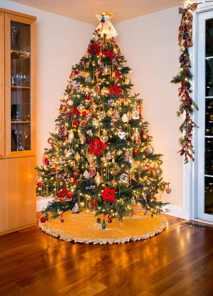 Árbol de Navidad decorado en sala de estar moderna — Foto de Stock