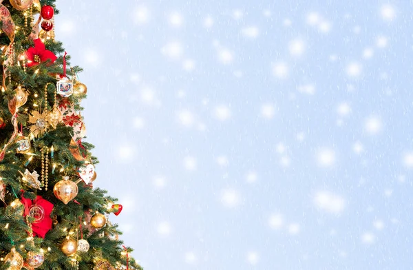 Árbol de Navidad decorado en formato de encabezado de héroe —  Fotos de Stock