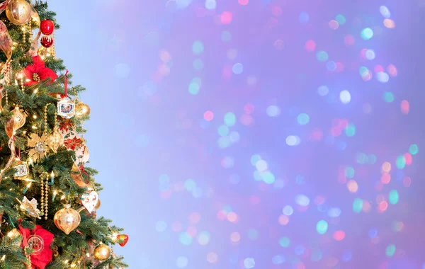 Versierd kerstboom in de opmaak van de koptekst van de held — Stockfoto