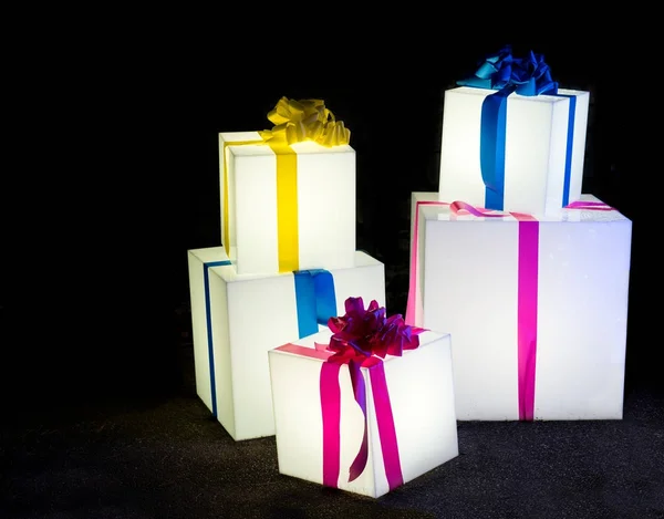 Illuminated christmas gift parcels and boxes in display — Stock Photo, Image
