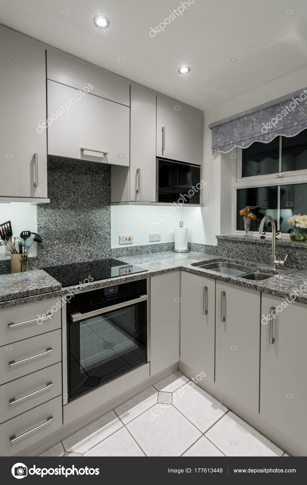 Cozinha Moderna Pequena No Apartamento Com Bancada De Granito Cozinha Moderna Pequena No Apartamento Com Bancada De Granito