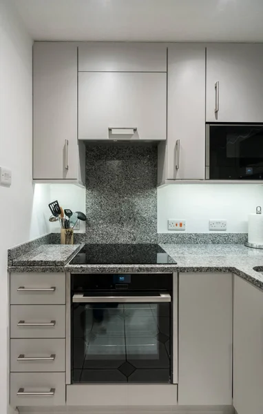 Мала сучасна кухня в квартирі з гранітною стільницею — стокове фото