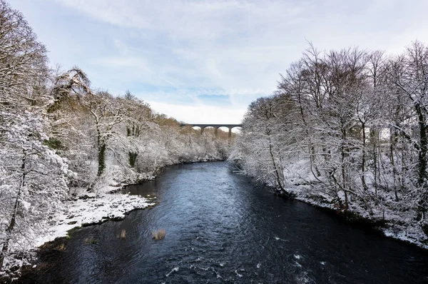 雪とウェールズのスランゴスレン近くポントカサルテの水道橋 — ストック写真