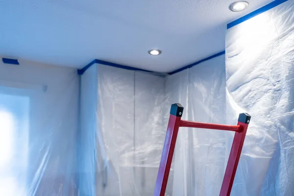 Cucina ricoperta di plastica pronta per la vernice del soffitto — Foto Stock