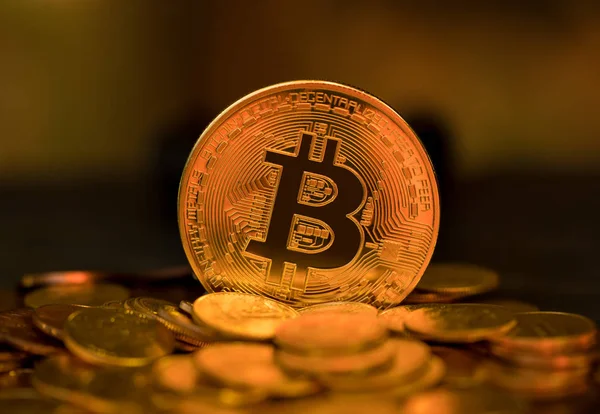 กองของ bitcoins กับพื้นหลังทอง — ภาพถ่ายสต็อก