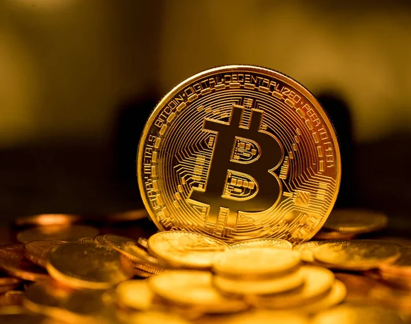 Stapel von Bitcoins mit Goldhintergrund — Stockfoto