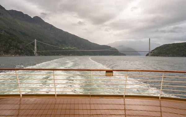 Navio de cruzeiro navega sob a ponte Hardanger na Noruega — Fotografia de Stock