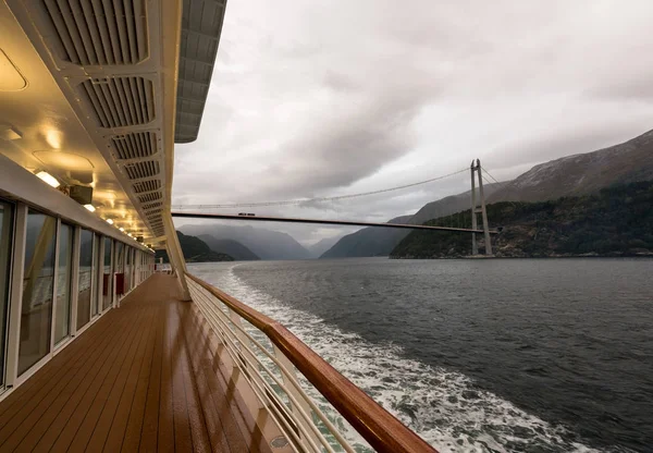 Bateau de croisière navigue sous le pont Hardanger en Norvège — Photo