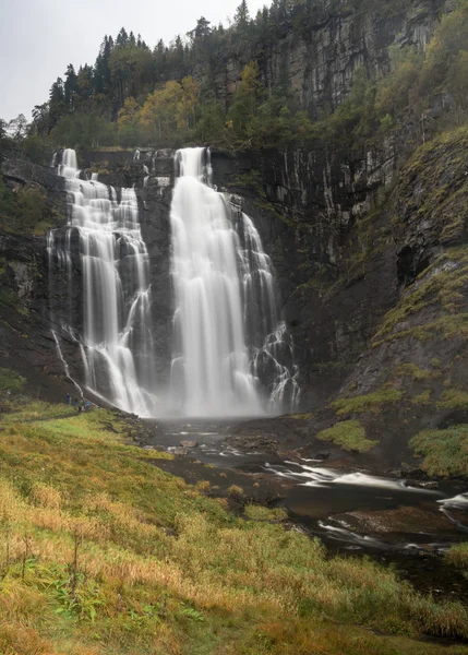 Cascata di Skjervsfossen vicino a Granvin e Voss in Norvegia — Foto Stock