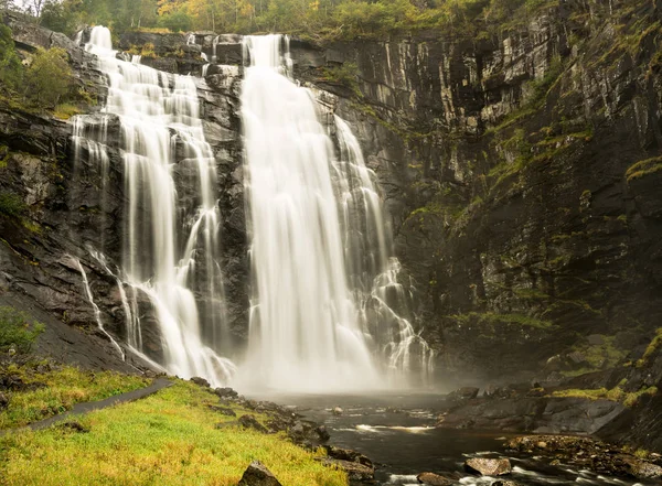 Wodospad Skjervsfossen niedaleko Granvin i Voss w Norwegii — Zdjęcie stockowe