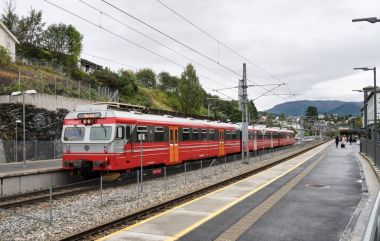 Norveç'te Voss istasyonu platformu
