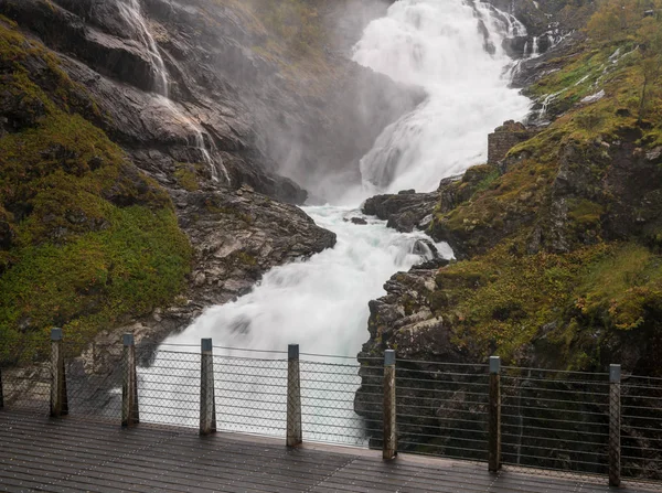 Kjosfossen från Flam järnväg i Norge — Stockfoto