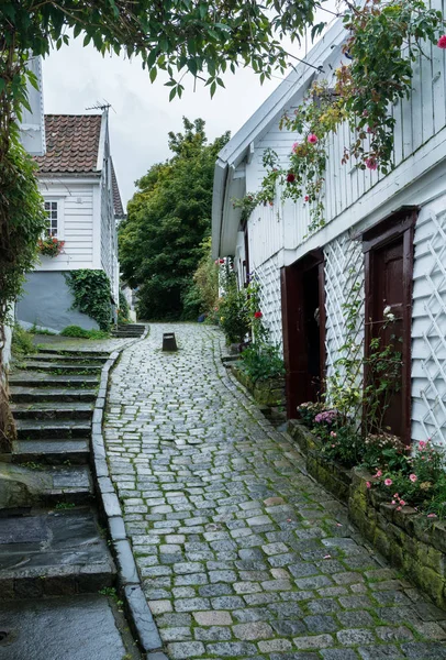 Estrecha calle adoquinada en Stavanger Noruega — Foto de Stock