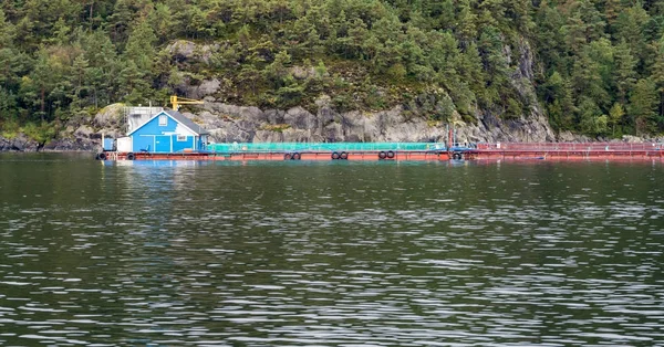 Escala industrial norueguesa piscicultura perto de Stavanger — Fotografia de Stock
