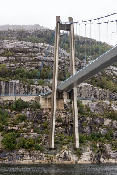 สะพานแขวน Lysefjord ข้าม fjord ในนอร์เวย์ — ภาพถ่ายสต็อก