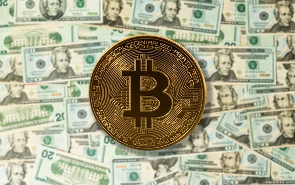 Bitcoin en la parte superior de billetes de dólar o billetes en la tabla — Foto de Stock