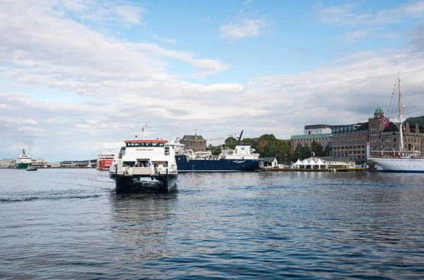 Norled passagiersveerboot in de haven van Bergen — Stockfoto