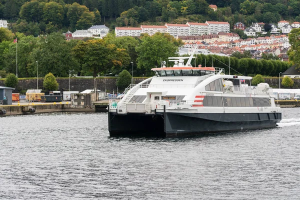 Passagierfähre im Hafen von Bergen — Stockfoto