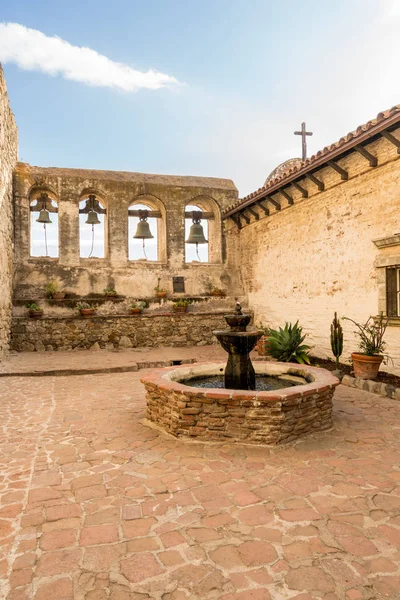 Campanario en misión San Juan Capistrano — Foto de Stock