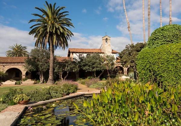 Jardin et fontaine à San Juan Capistrano mission — Photo