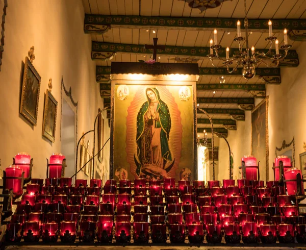 Молитва свічки в San Juan Капістрано місії — стокове фото