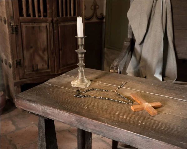 Antico tavolo con candela, rosario e croce nella sala dei sacerdoti — Foto Stock