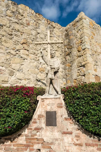 Posąg Junipero Serra w San Juan Capistrano misji — Zdjęcie stockowe