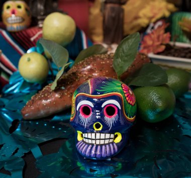 Ölü Festivali günü kutlamak için boyalı kafatası