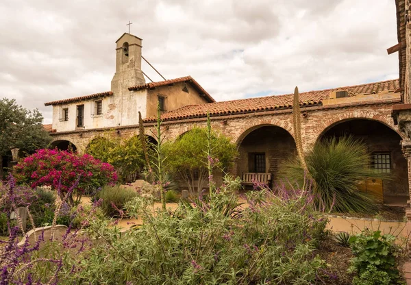 Garden and bell tower in San Juan Capistrano mission — Stock Photo, Image