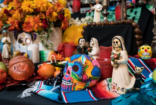 Calavera pintada para celebrar el Día de los Muertos —  Fotos de Stock