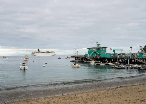 Karneval-Kreuzfahrtschiff besucht Lawine auf Katalonien-Insel — Stockfoto