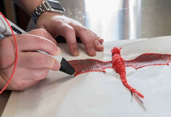 Pluma de impresión 3D que crea una forma de dragón — Foto de Stock