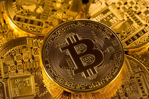Altın arka plan ile bitcoins yığını — Stok fotoğraf