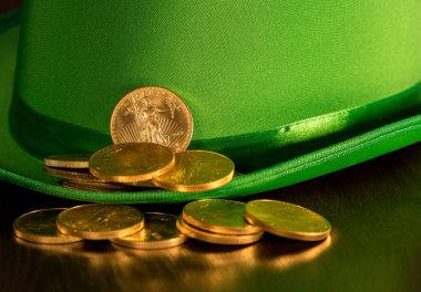 Yeşil şapka St Patricks günü içinde saf altın sikke yığını
