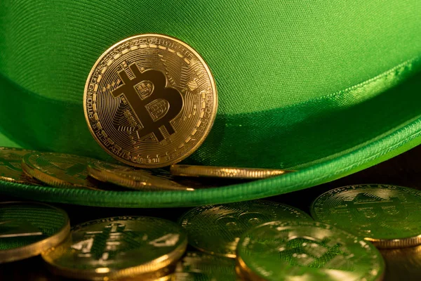 Stapel van bitcoins in groen hoed St Patricks Day — Stockfoto