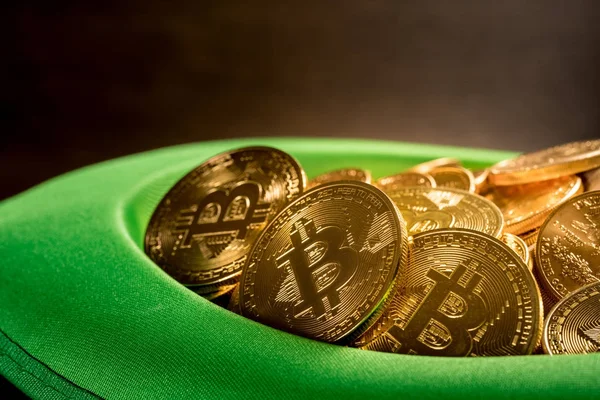 Stapel van bitcoins in groen hoed St Patricks Day — Stockfoto